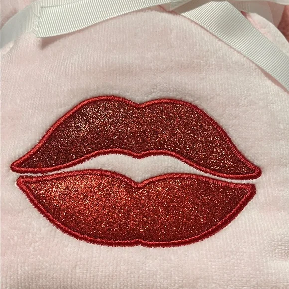 Kassatex Pink and Red Lip Bath Mat and 2 hand towels - Picture 5 of 6